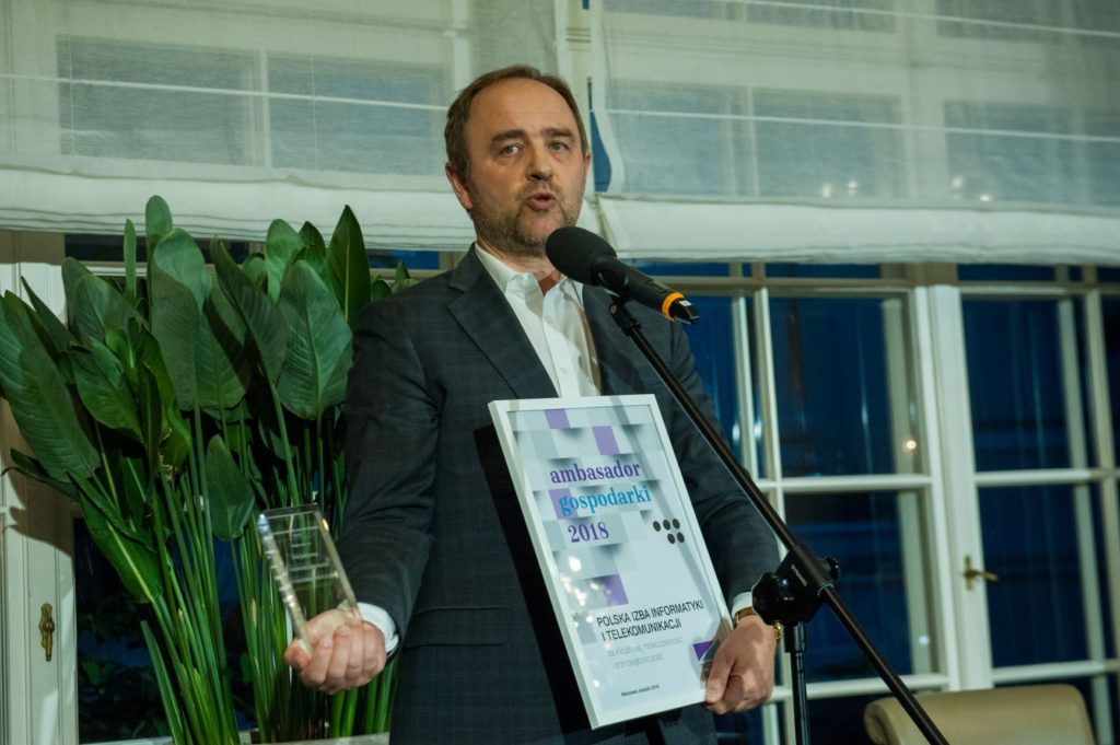 Michał Jaworski odbierana nagrodę Ambasador Innowacji 2018 dla Polskiej Izby Informatyki i Telekomunikacji