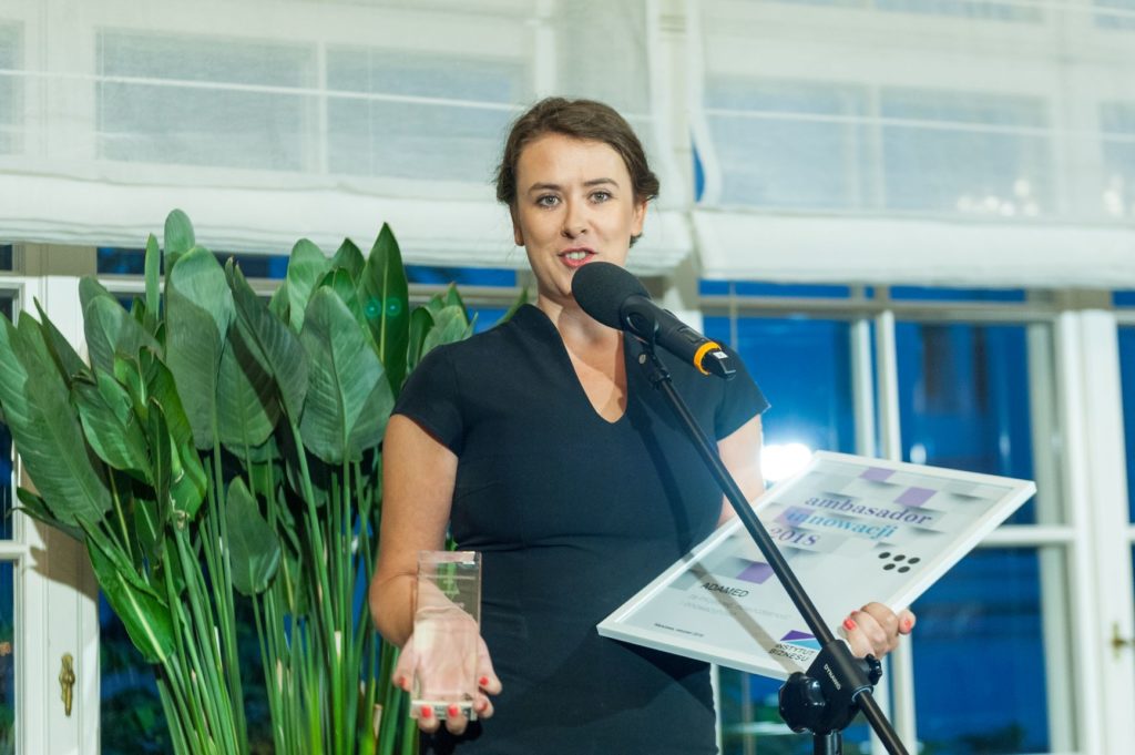 Martyna Strupczewska odbierana nagrodę Ambasador Innowacji 2018 dla ADAMED